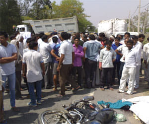 parents dies with their daughter on road accident