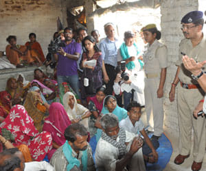 woman of badaun meet with commissioner