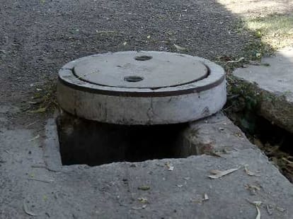 child died into main hole, father claims 20 lakhs