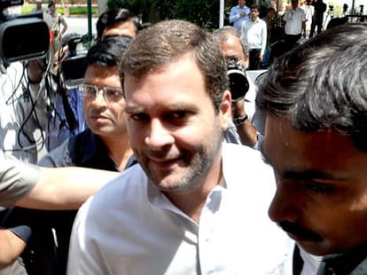 rahul gandhi met up MPs in Parliament