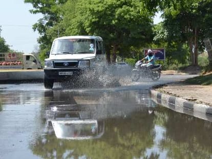 Rss chief mohan bhagwat car accident in delhi