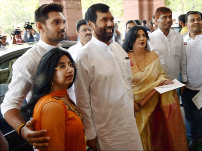bihar assembly election 2015, parties gave ticket to relatives