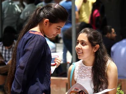smriti irani meets ugc officers on delhi university admissions