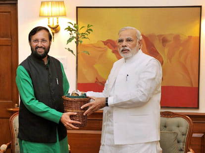 Why are Modi make distance to media?