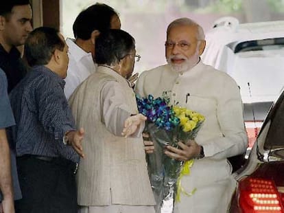 slogan of modi sarkar is hit in modi government