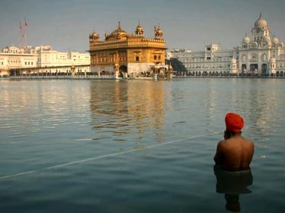 clashes inside golden temple in amritsar 
