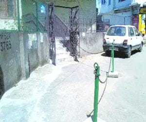 parking on the road at new shimla