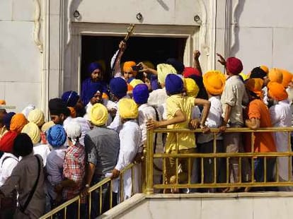 Akal Takht now active on issue of HSGPC