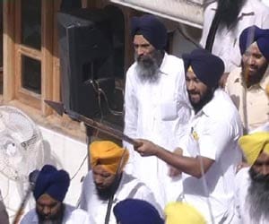 clashes inside golden temple in amritsar 