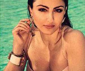 soha ali khan shows his clivage