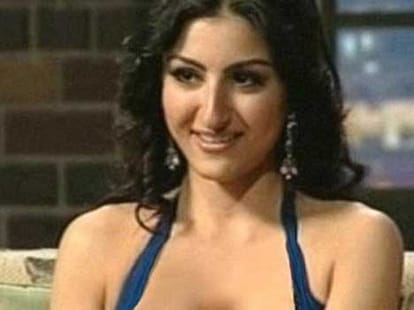 soha ali khan shows his clivage