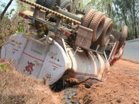 Driver Dead After Tanker Overturns in bilaspur