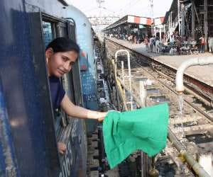 poonam tiwari first lady driver in uttar railway lucknow