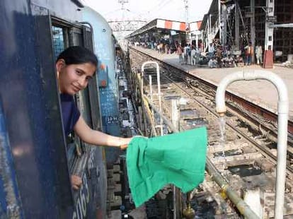 poonam tiwari first lady driver in uttar railway lucknow