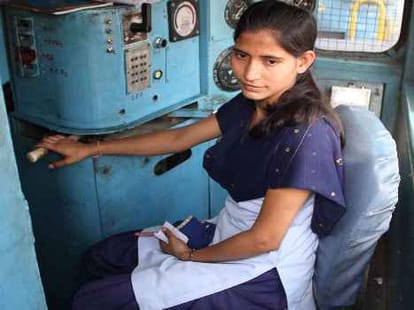 poonam tiwari first lady driver in uttar railway lucknow