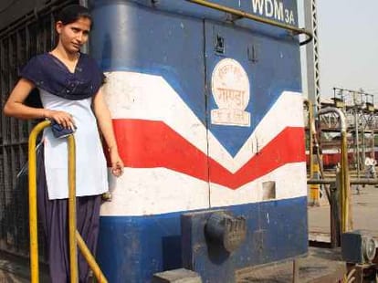 poonam tiwari first lady driver in uttar railway lucknow