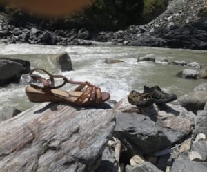 women jump into river at kullu.