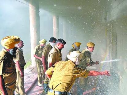 fire case, many vehicles gutted into fire at kalka NH