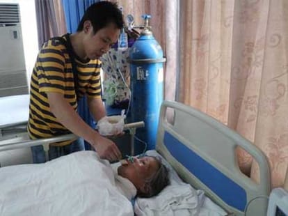 old lady walked 7 miles to reach hospital with tree trunk in neck 