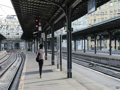 taxi-train strike in europe on a ape