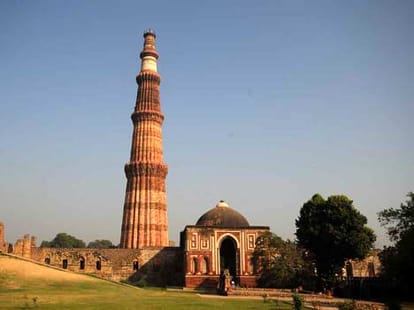 earthquakes and storms can effect qutub minar