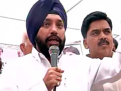 Cong leader attacks on Kejriwal on residential controversy issue