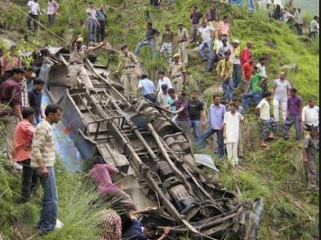 15 injured in bus accident in Hamirpur private