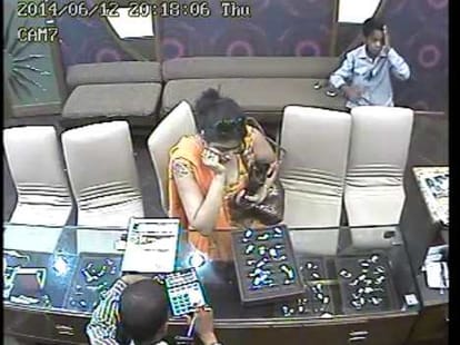 exclusive video: diamond ring theft Jewellers Shop