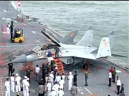 Narendra modi reached on submarine ins vikramaditya