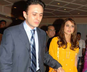 zinta gives police photos of bruised hand to back assault claim