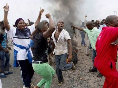 surprizing protest in south africa for clean toilets