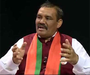 BJP MP looting on old delhi railway station