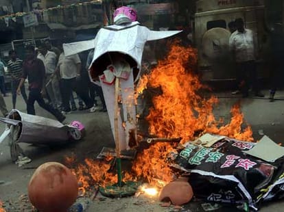 Congress protests over power-water crisis, burns effigies of Modi and Kejriwal in Delhi
