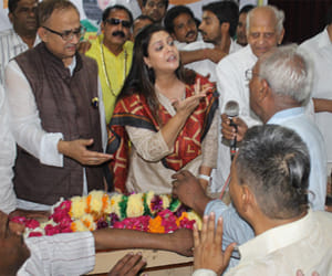 rukus in nagma public meeting in meerut