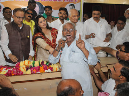 rukus in nagma public meeting in meerut