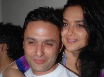 zinta gives police photos of bruised hand to back assault claim