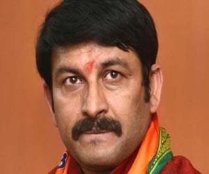 BJP MLA Naresh Gaur fights to BJP MP Manoj Tiwari