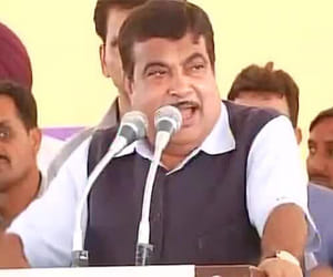 nitin gadkari joins e rickshaw driver's railly in ramlila maidan