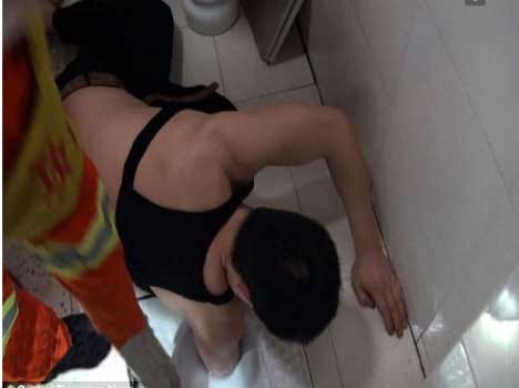 man stuck his hands in toilet for hours to save smartphone