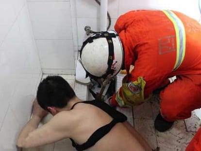 man stuck his hands in toilet for hours to save smartphone