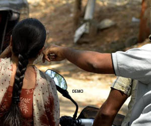 snatching in gurgaon with three women