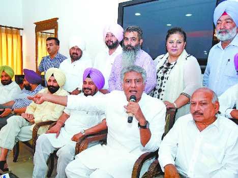 congress leader protest chief minister badal home