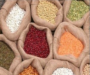 Color mixing synthetic tur dal and refreshments being sold