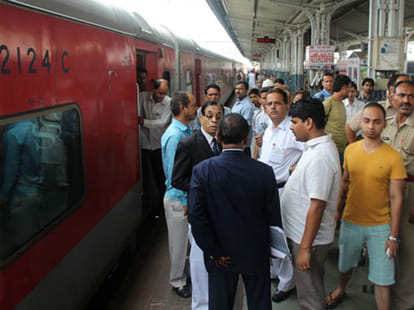 dibrugarh-rajdhani-express-derails-in-chhapra
