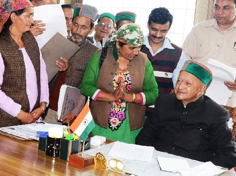 virbhadra targets centre govt over the issue of governors resignation