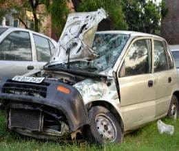Car accident in mayur vihar, 2 dead and 4 hurt