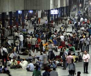Hungama on Old Delhi railway station, train stop