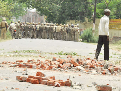 modi medicine reacts in lucknow as sp bjp workers fight