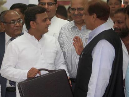 akhilesh gives argument on laptop scheme