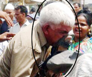 policeman beaten by mob